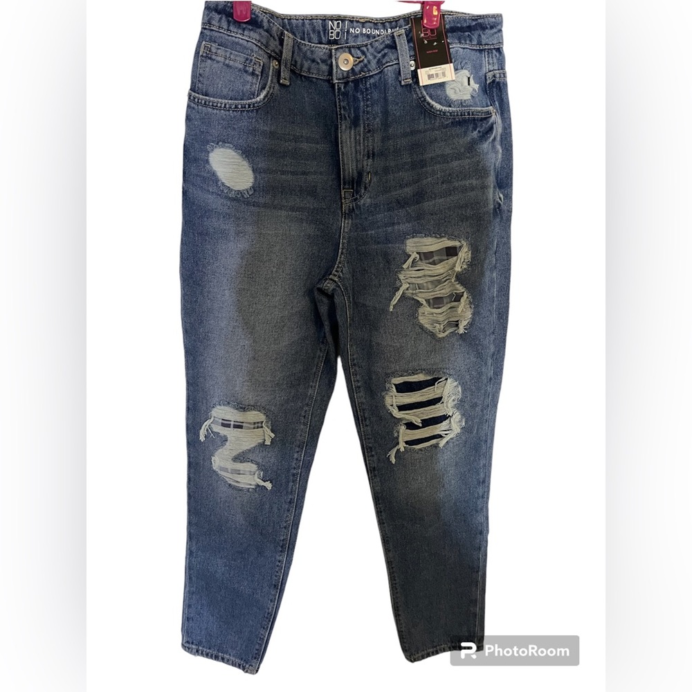 Brand new no boundaries mom jeans with rips